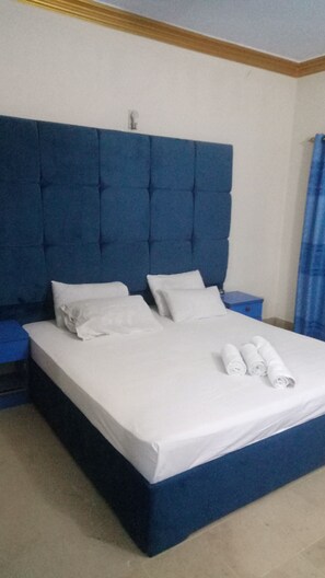 Chambre Deluxe double, 1 trĂšs grand lit | Espace de travail pour ordinateurs portables, systĂšme dâinsonorisation