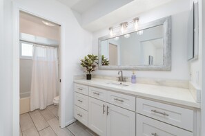Bathroom - Be A Nomad | Spacious 1 King BR close Beach &amp; Mayo (Jacksonville)