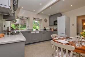 Geladeira, micro-ondas, fogão, lava-louças