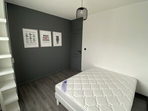 2 bedrooms, iron/ironing board, free WiFi