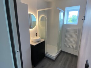 Regadera, jabón, papel de baño 