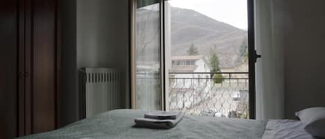 Escritorio, wifi gratis y ropa de cama