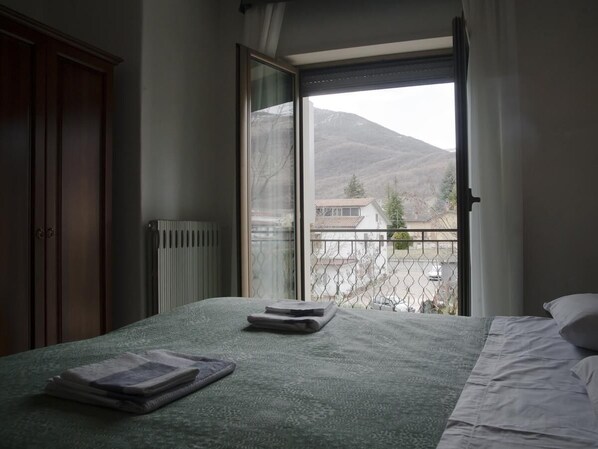 1 bedroom, desk, free WiFi, bed sheets