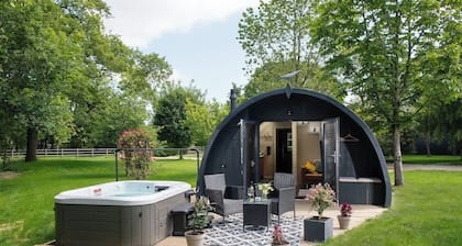 Foxes Den | Hot Tub Stay in the Cotswolds