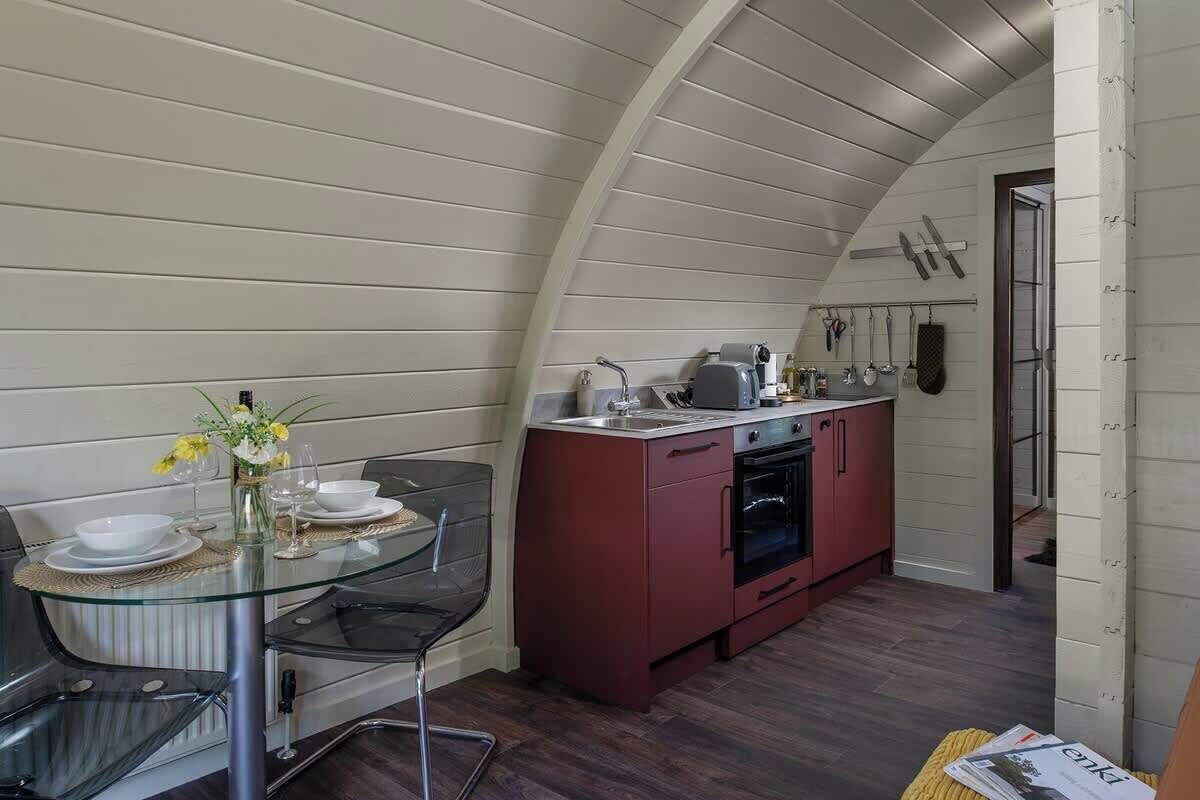 Fridge, oven, stovetop, coffee/tea maker