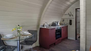 Fridge, oven, stovetop, coffee/tea maker