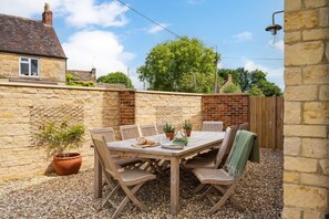 Outdoor dining - Essitone: Cinema Room, Games Room, Gym & More! (Ashton Keynes)