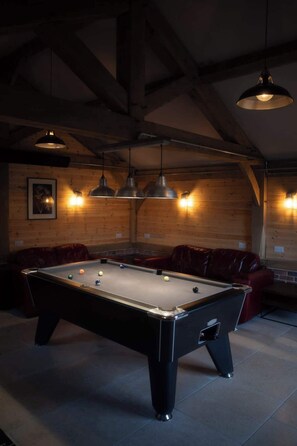 Games room - Essitone: Cinema Room, Games Room, Gym & More! (Ashton Keynes)