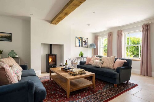 Essitone: Cinema Room, Games Room, Gym & More!