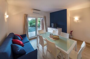 Appartement, vue jardin | Coin séjour | Télévision de 32 pouces avec chaînes numériques
