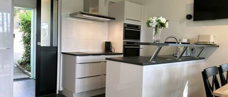 Réfrigérateur, micro-ondes, lave-vaisselle, cafetière/bouilloire