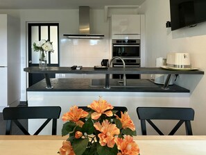 Een koelkast, een microgolfoven, een vaatwasser