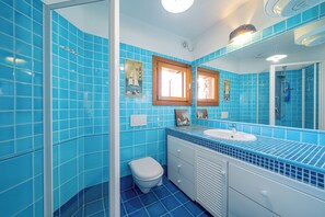 Apartment, 2 Bedrooms | Bathroom | Shower, hair dryer, towels, soap