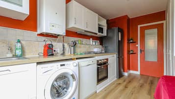 Réfrigérateur, micro-ondes, lave-vaisselle, cafetiÚre/bouilloire