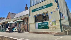 A building with a sign reading "YARMOUTH" and a ticket office for Wight Cycle Hire. - Vermont Your Peaceful West Bay Retreat (Yarmouth)
