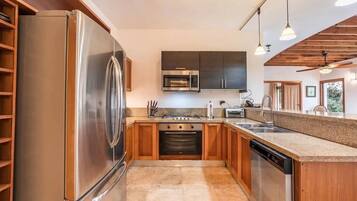 Een koelkast, een microgolfoven, een oven, een kookplaat