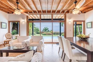 TV, pebolim, mesa de pingue-pongue, aparelho de som