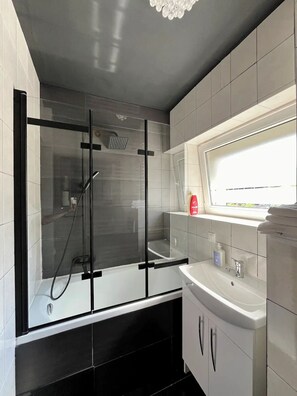 Hair dryer, towels, soap, toilet paper - Big 2-bedroom apartment in Warsaw city center (Warszawa)