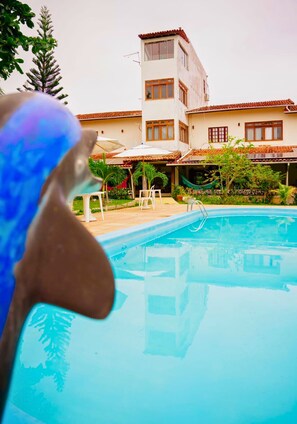 Una piscina al aire libre