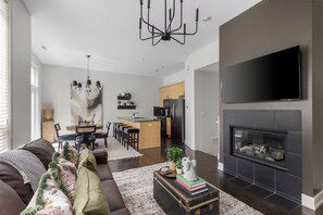 Smart TV, chimenea y libros 
