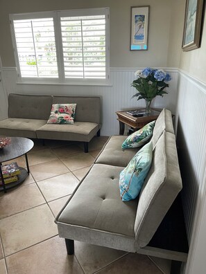 Una Smart TV, un reproductor de DVD, un reproductor estéreo