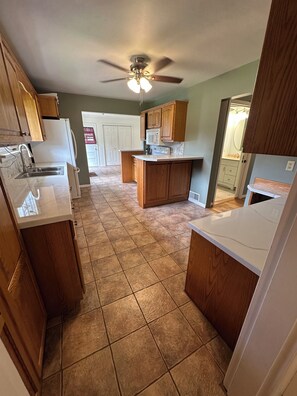 Fridge, microwave, oven, stovetop - 5 Minutes from Silver Lake! (Mears)