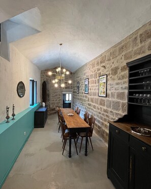 Dining - Gîte de Charme Dans un Château du Xiiie Siècle au Coeur D'un Village Médiéval (Saint Jean de Valeriscle)