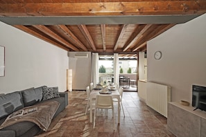Apartment | Living area | 35-cm TV with digital channels