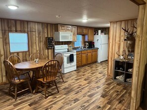 電子レンジ、オーブン、コンロ、調理器具と食器