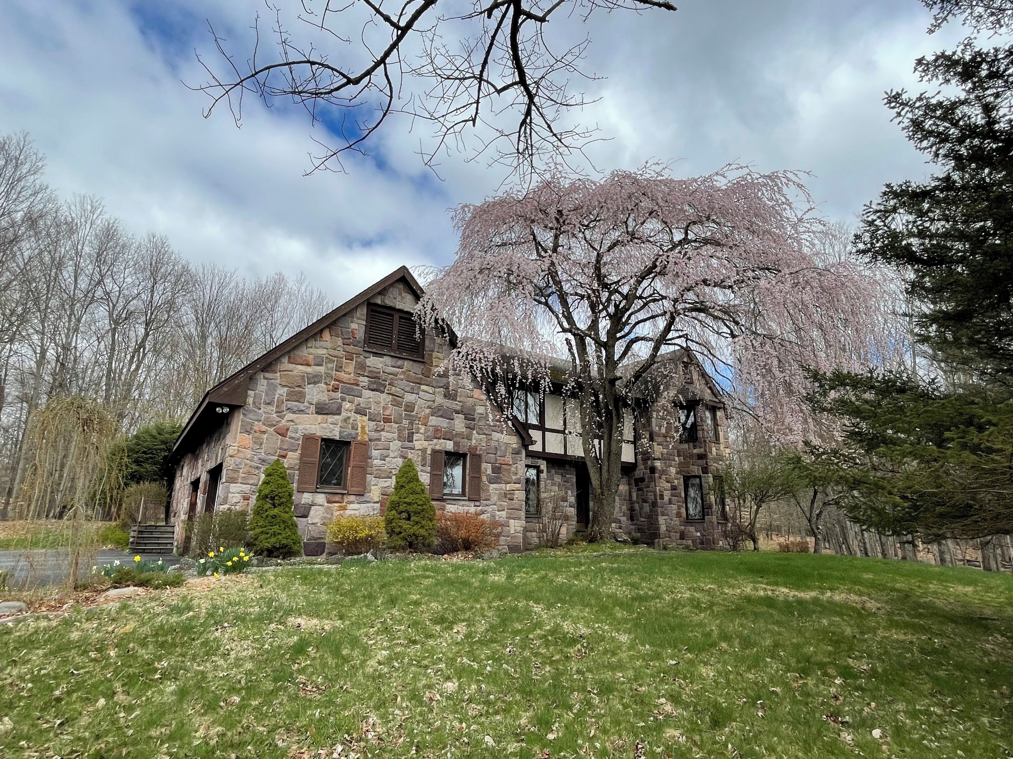 Escape to the Woods: 4-bedroom country house with hot tub spa, sauna, fireplace