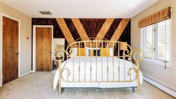 4 bedrooms, iron/ironing board, WiFi, bed sheets