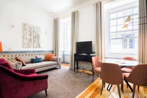 Familienwohnung, 2 Schlafzimmer, 2 Bäder (3. Stock und kein Aufzug) | Wohnbereich