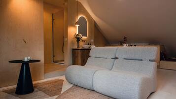 全景开间, 1 张大床, 露台, 城市景观 | 浴室 | 吹风机、坐浴桶、毛巾、洗发水