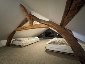 7 habitaciones, escritorio y tabla de planchar con plancha 