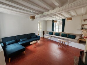 Smart-tv, een open haard, een dvd-speler en een tafeltennistafel