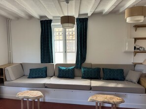 Smart-tv, een open haard, een dvd-speler en een tafeltennistafel