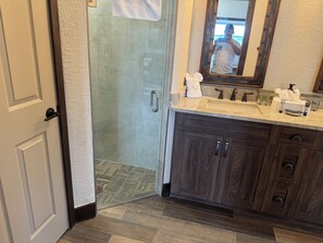 Jetted bath, hair dryer, towels, soap - Cozy cabin with 2 bedrooms and WiFi, AC in soothing River Ranch (River ranch)