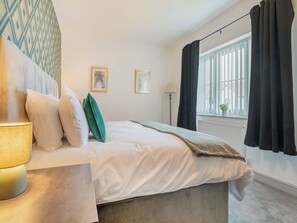 5 bedrooms, free WiFi, bed sheets, wheelchair access