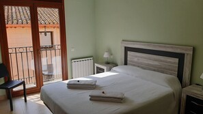 4 habitaciones, escritorio y tabla de planchar con plancha 