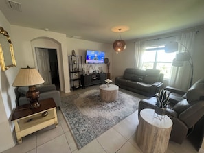 Living area - Charming 4-bedroom house with AC, WiFi, fitness room in Cape Coral (Cape Coral)