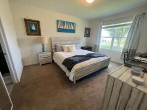Room - Charming 4-bedroom house with AC, WiFi, fitness room in Cape Coral (Cape Coral)