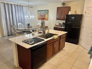 Private kitchen - Charming 4-bedroom house with AC, WiFi, fitness room in Cape Coral (Cape Coral)