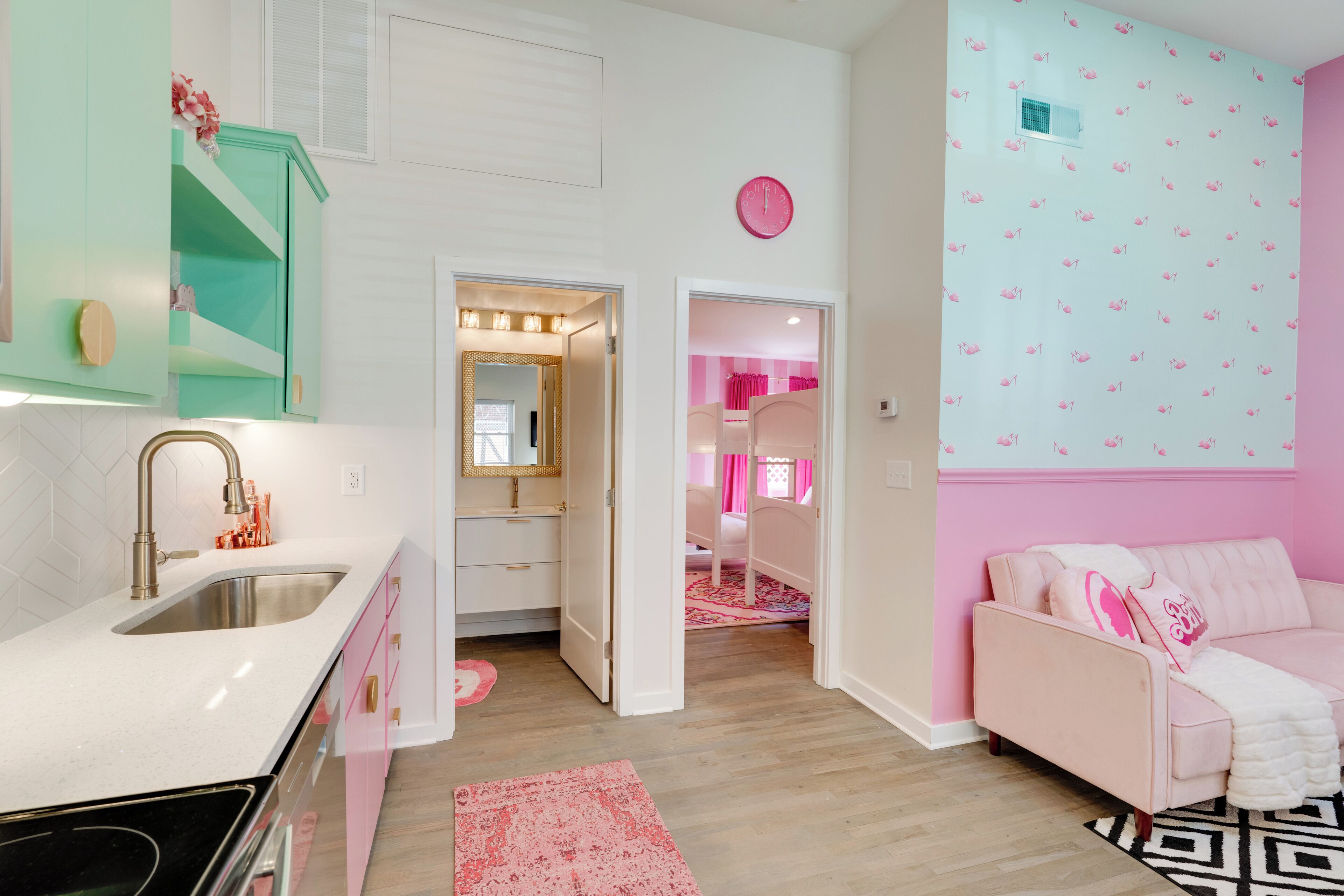 3 Themed Apts Sleep 18 in Prime Location!