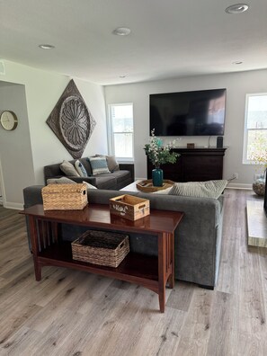 Smart TV, fireplace, printers - Beautiful 3-bedroom home in peaceful Lake Forest. Close to So. Ca. Attractions.
 (Lake Forest)