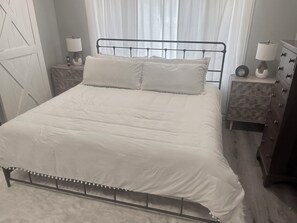 3 bedrooms, desk, iron/ironing board, free WiFi