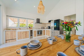 ثلاجة، ميكروويف، فرن، موقد طهي مسطح