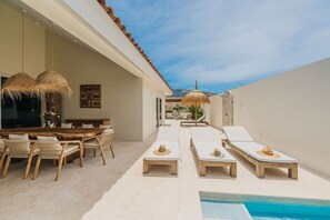 Outdoor dining - 2 Min to Palm Beach, Billiard, Hot Tub, 8 sleeps (Noord)