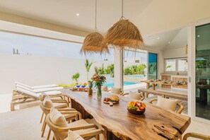 Outdoor dining - 2 Min to Palm Beach, Billiard, Hot Tub, 8 sleeps (Noord)