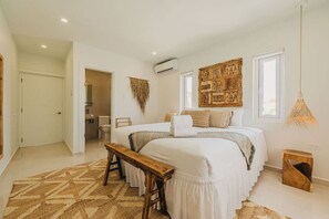 4 soveværelser, pengeskab på værelset, skrivebord, strygejern/strygebræt