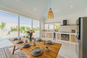 Een koelkast, een magnetron, een oven, een kookplaat